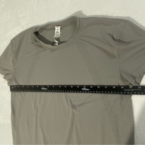 Lululemon Women’s Taupe / Gray Athletic Tech Short Sleeve Shirt Sz 12 - Picture 9 of 12